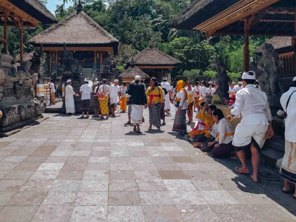Slow Travel: Balinese ceremony @ Tirta Empul, Bali, Indonesia