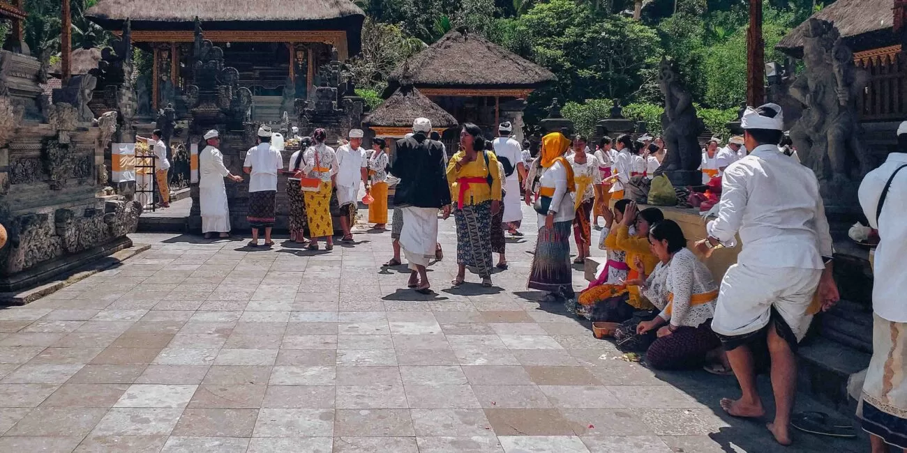 Slow Travel: Balinese ceremony @ Tirta Empul, Bali, Indonesia