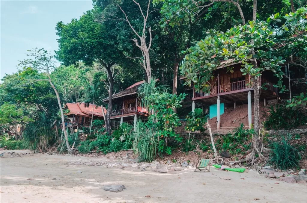 ao si beach jungle hill beach bungalows, Koh Jum