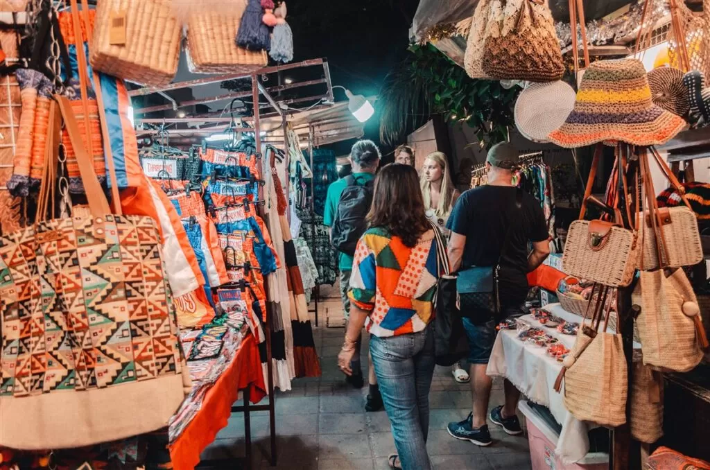 chiang mai night market: Bags and souvenirs