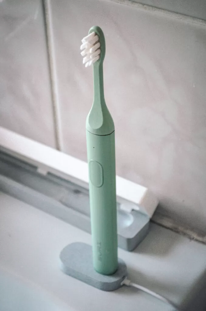 Suri sustainable electric toothbrush