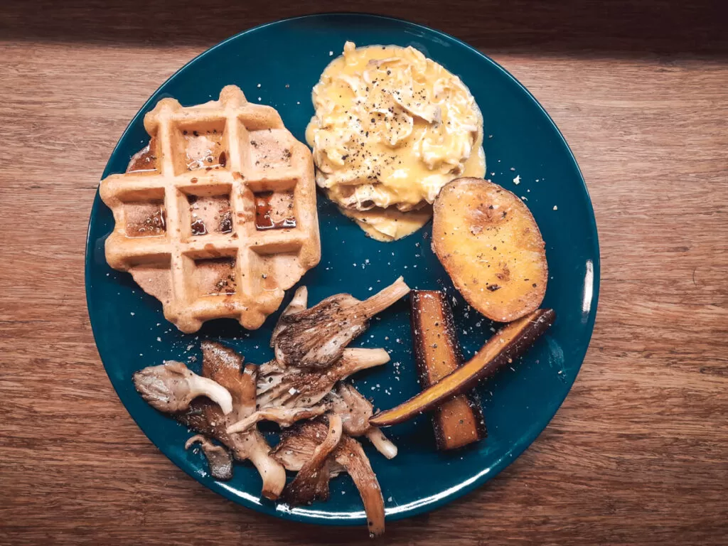 Pardon Brussels: vegan brunch plate including a waffle