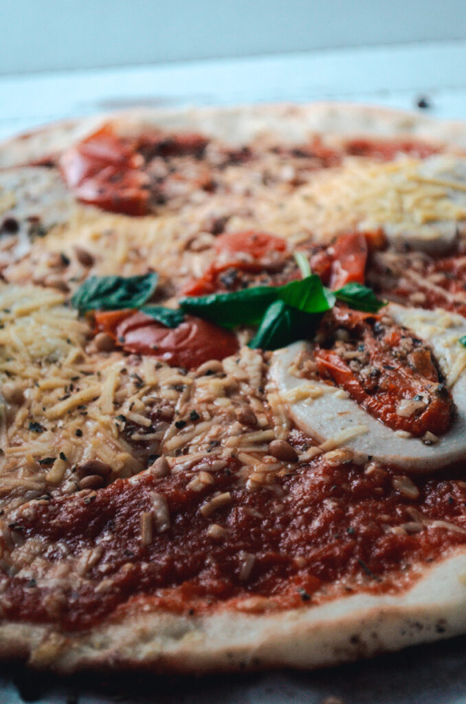 Froindlichtst, vegan restaurant in Hamburg, vegan margarita pizza tpped with basil and sundried tomato