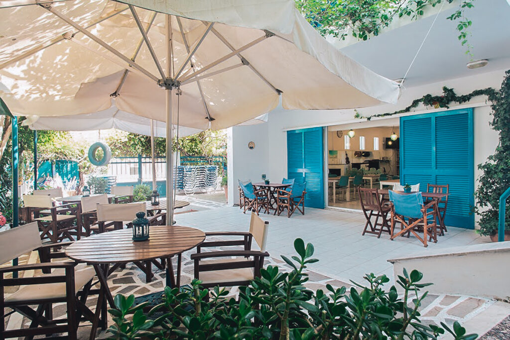 daphne's club, Xylokastro, Greece: Outdoor seating area