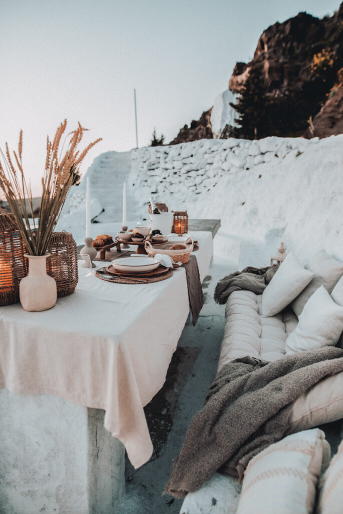 Mod vegan hotel, Santorini, Greece: Outdoor seating area