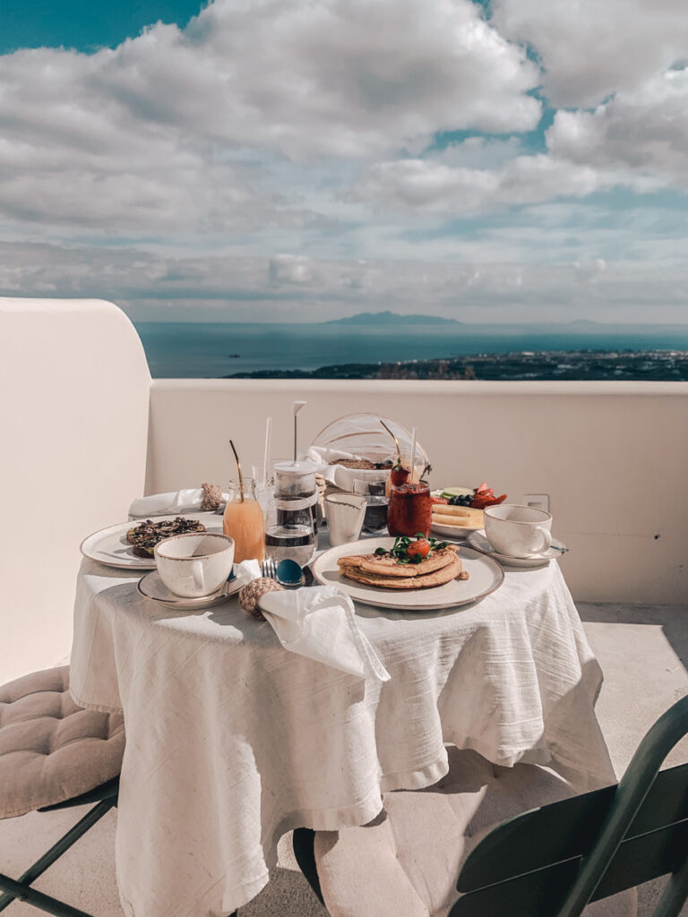 Mod vegan hotel, Santorini, Greece: Outdoor breakfast table