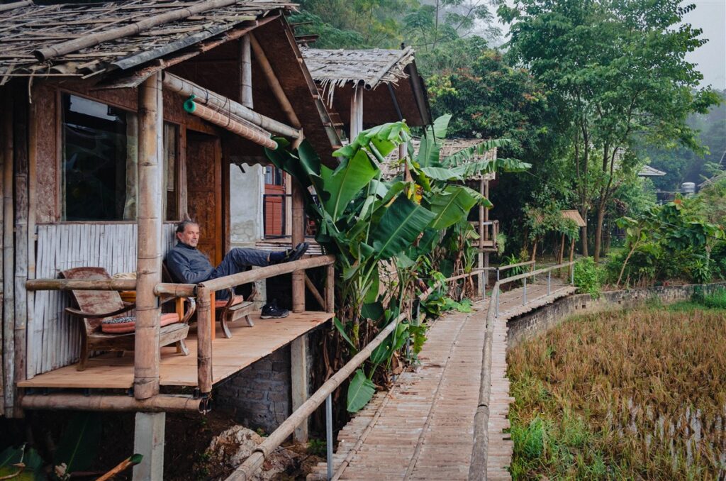 Little Mai Chau Homestay: Cabins and boardwalk over the rice fields