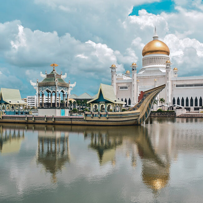 Omar Ali Saifuddien Mosque, Bandar Seri Begawan, Brunei