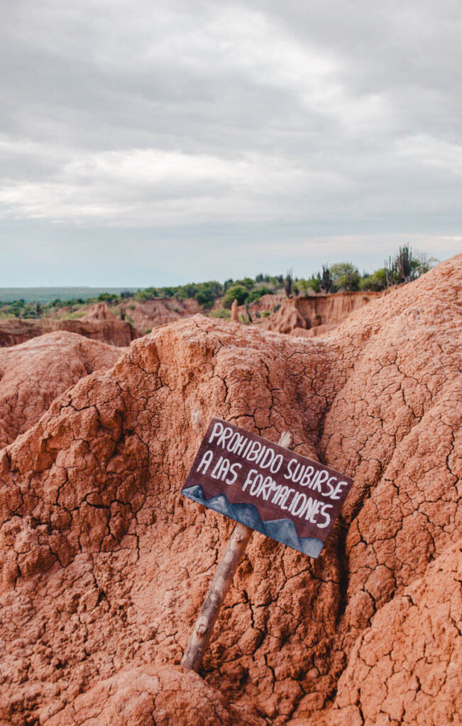 Tatacoa desert signage , Colombia. t says in Spanish that you can't climb on the rock formations