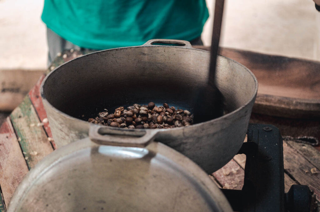 Lugar coffee tour, Salento: roasting the beans