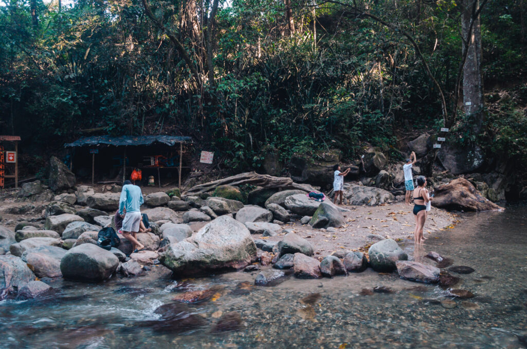 Pozo Azul, Minca, Colombia: visitors near the swimming hole