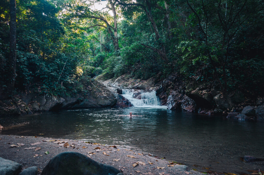 Pozo Azul, Minca, Colombia: Man swimming in pozo azul