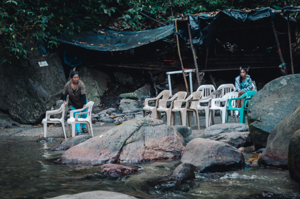 Pozo Azul, Minca, Colombia: stall with plastic chairs near the swimming hole