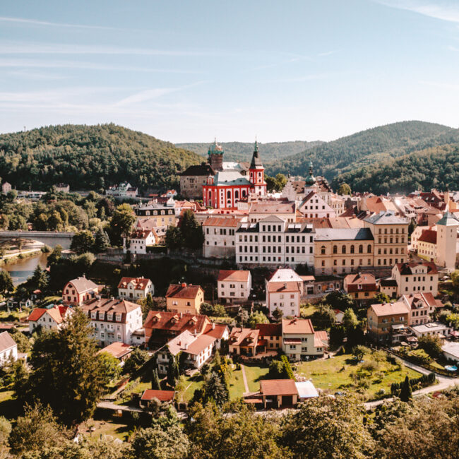 Panoramic view over the picturesque town of loket in the Czech Republic. The town is surrounded by greenery and in the middle of the town is a castle.